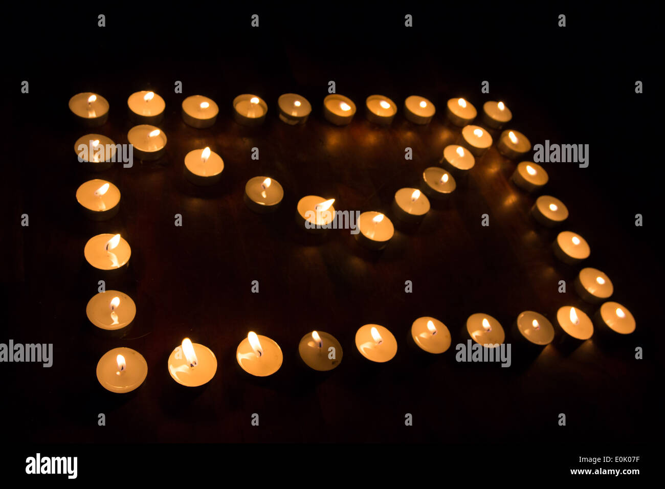 E-Mail Internet Symbole de connexion à la lumière des bougies Banque D'Images