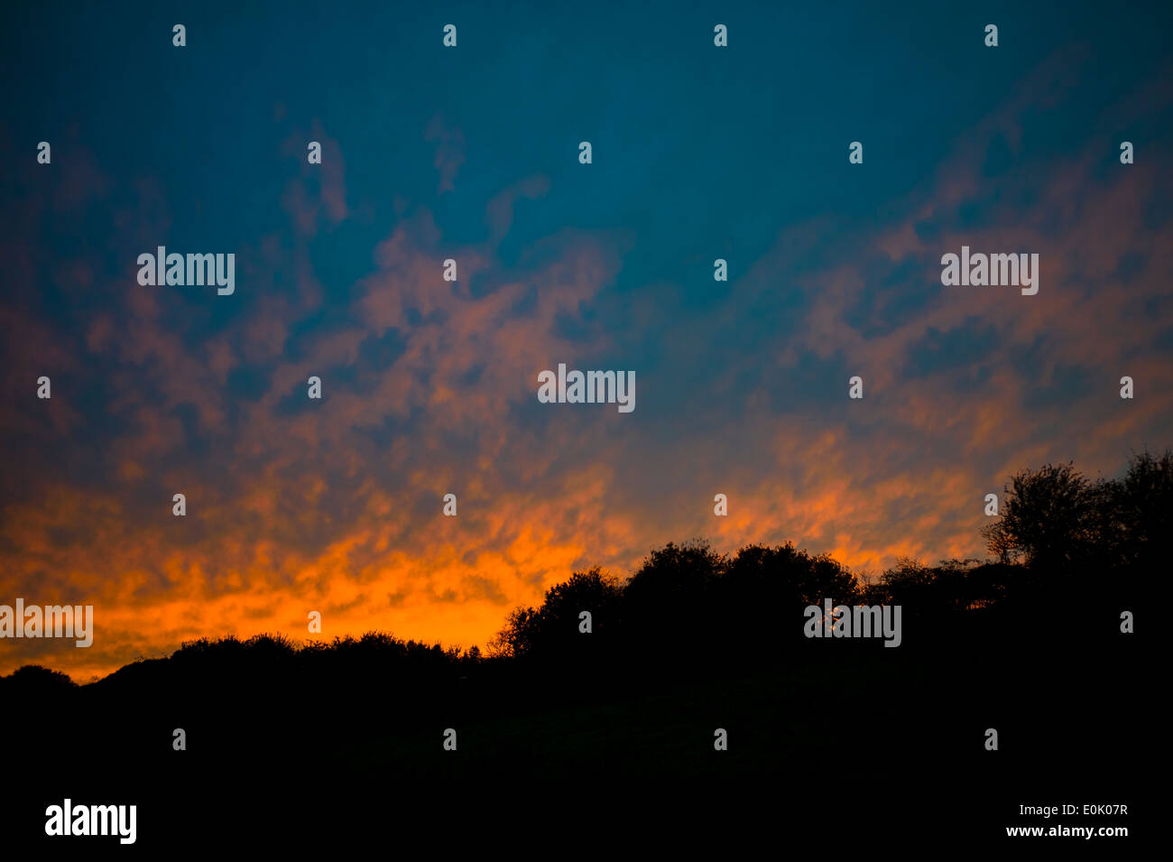 Ciel du soir au coucher du soleil spectaculaire dans les Cotswolds, Oxfordshire, Royaume-Uni Banque D'Images