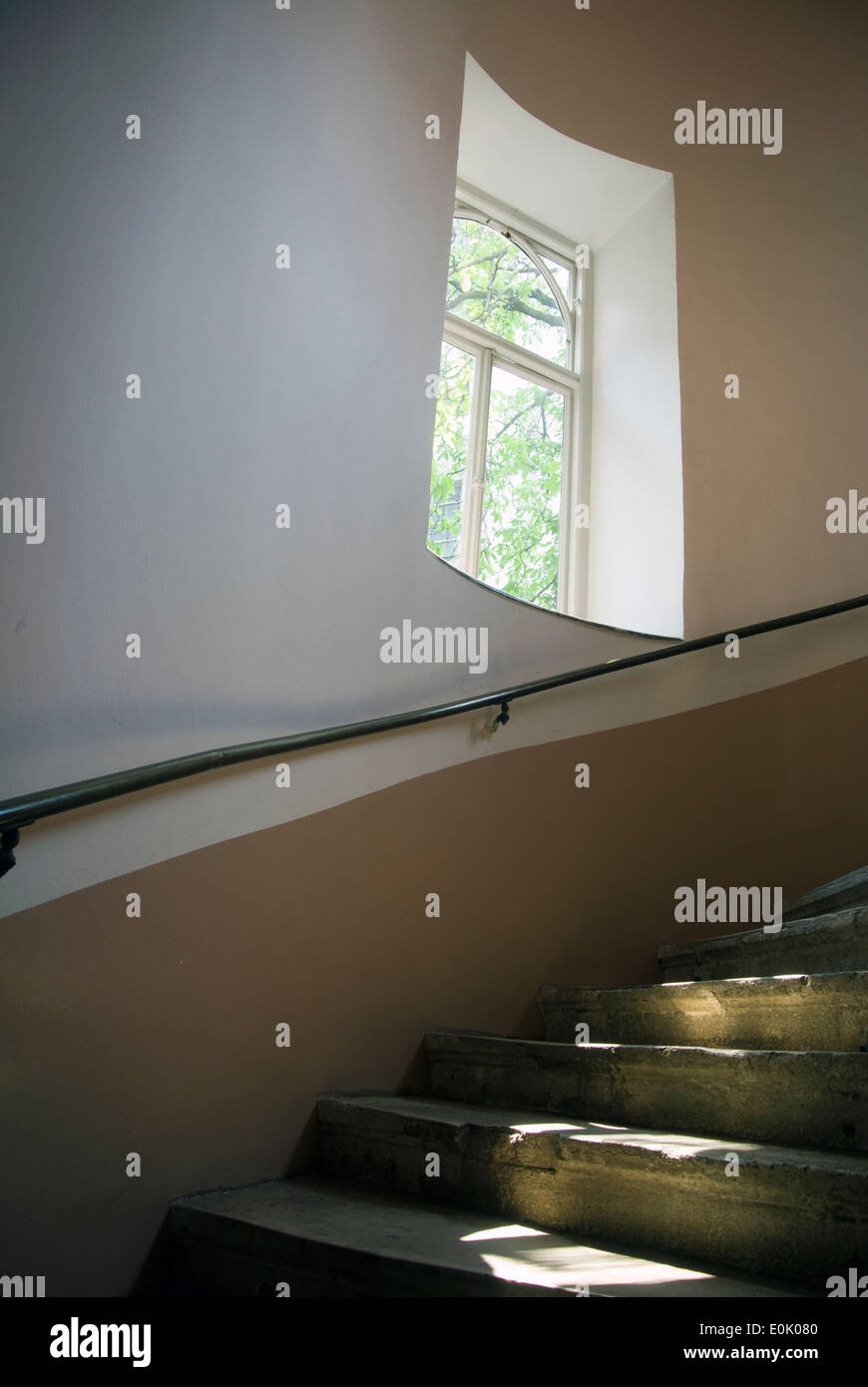 Ancien escalier de pierre et de lumière dans la fenêtre de l'humeur d'été Banque D'Images