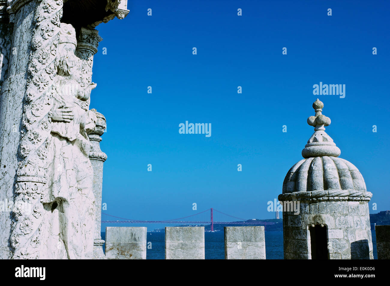 Panorama pour 25 avril bridge avec la Vierge et l'enfant de sculpture et de guet Torre de Belem Lisbonne Portugal Europe de l'ouest Banque D'Images