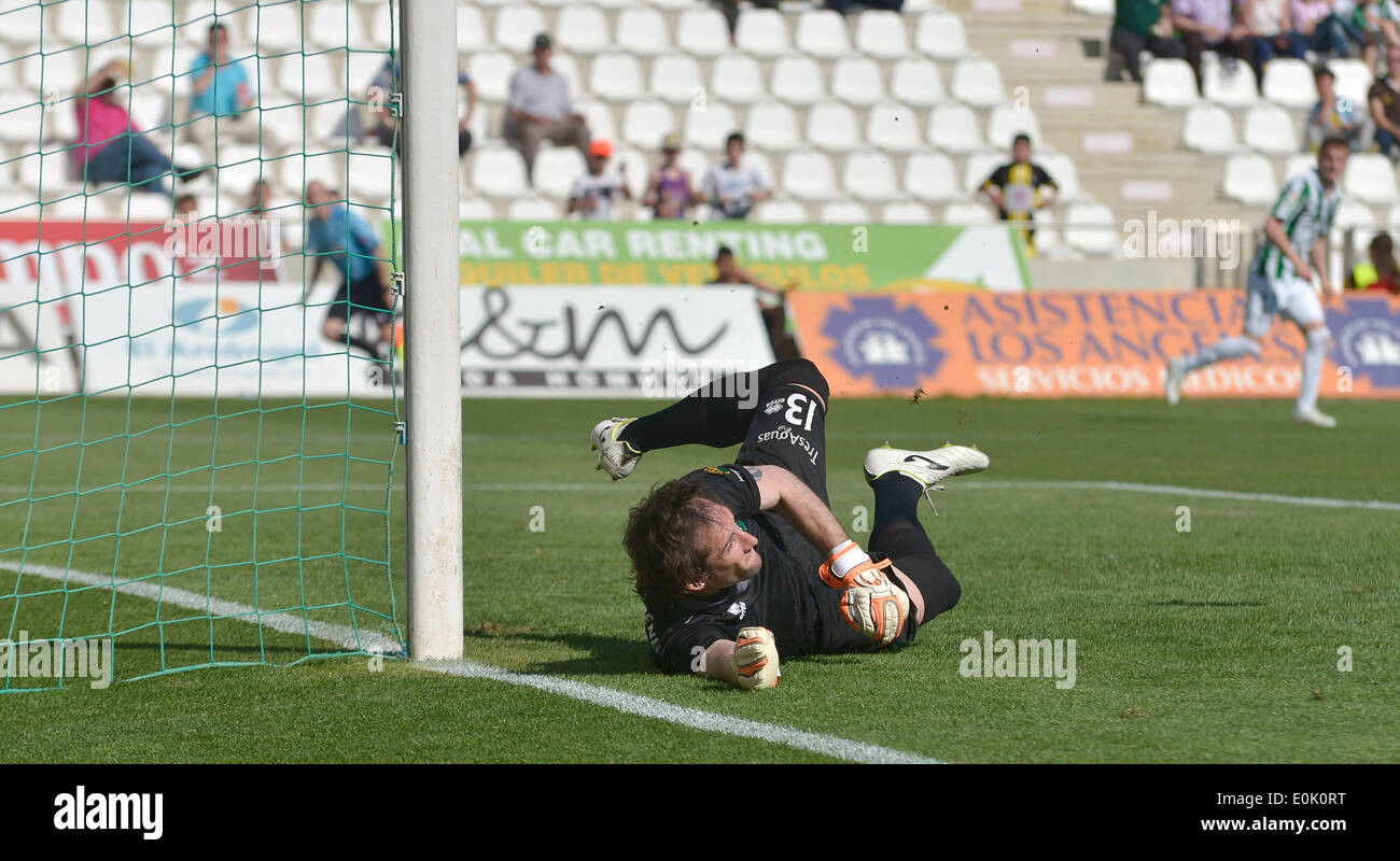 Cordoue, Espagne - AVRIL 12 : Daniel Giménez Y(13) en action lors de la ligue match Cordoba (W) vs Alcorcon (Y) (3-1) Banque D'Images