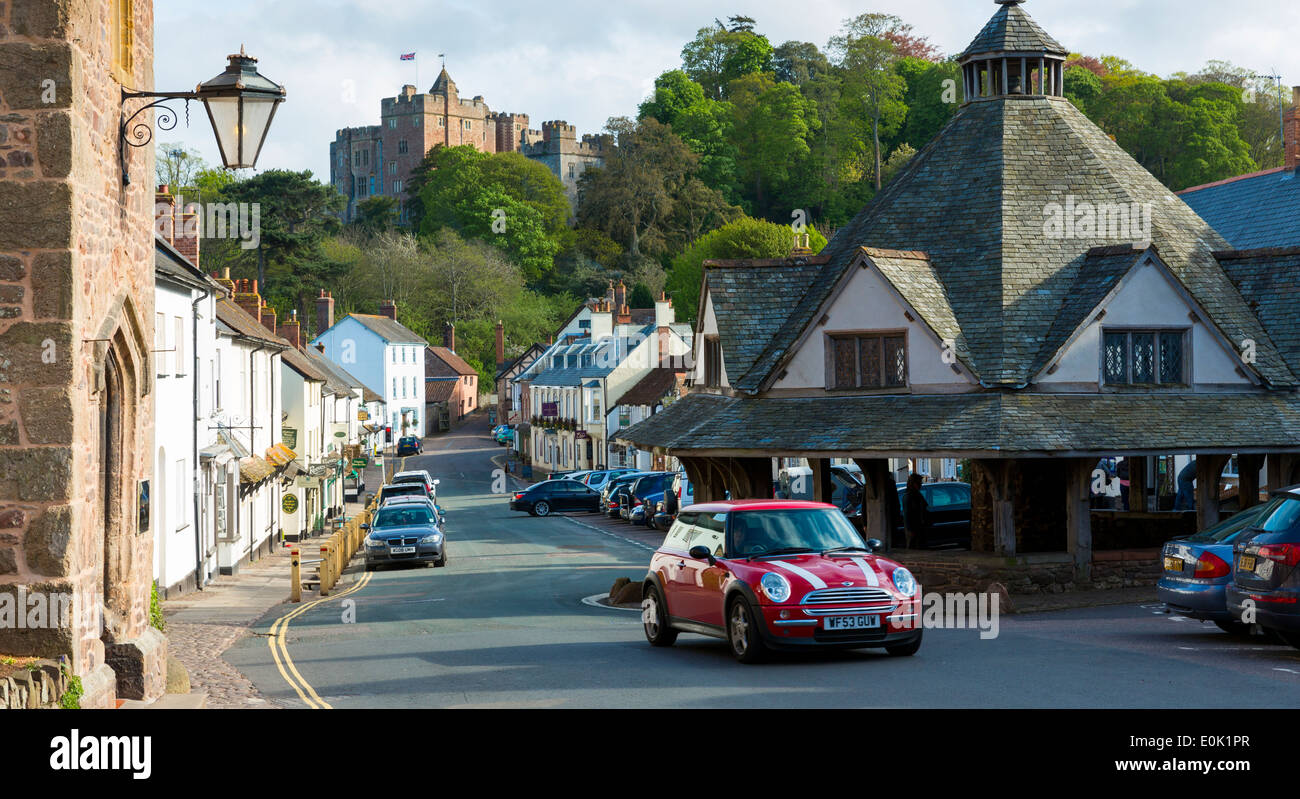 Circuler dans un mini car à travers la vieille ville de Dunster à Somerset, Royaume-Uni Banque D'Images