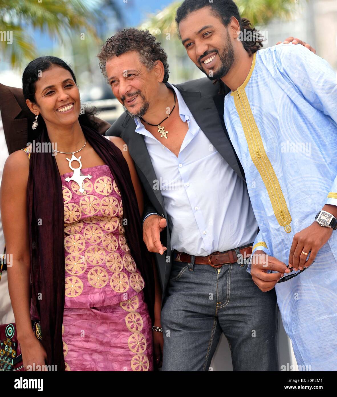 Cannes, France. 15 mai, 2014. Acteur Abel Jafri (C), Ibrahim Ahmed dit Pino (R) et l'actrice Toulou Kiki poser lors d'un photocall pour le film 'TOMBOUCTOU' à la 67ème Festival du Film de Cannes, France, le 15 mai 2014. Crédit : Chen Xiaowei/Xinhua/Alamy Live News Banque D'Images