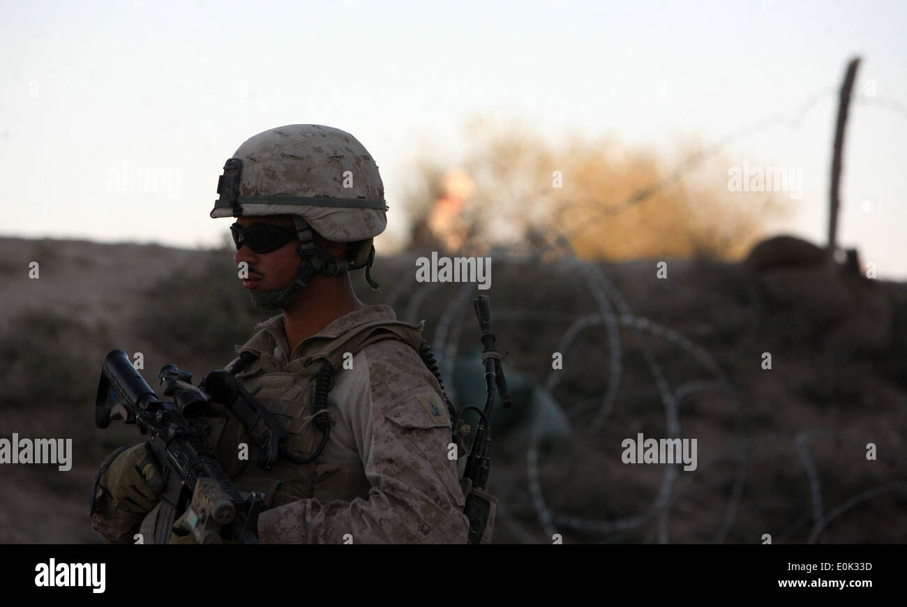 Le Sgt. Chris Badillo, un chef d'équipe avec 81 millimètres de peloton de mortiers joint à la société B, 1er Bataillon, 8e Régiment de marine, Banque D'Images