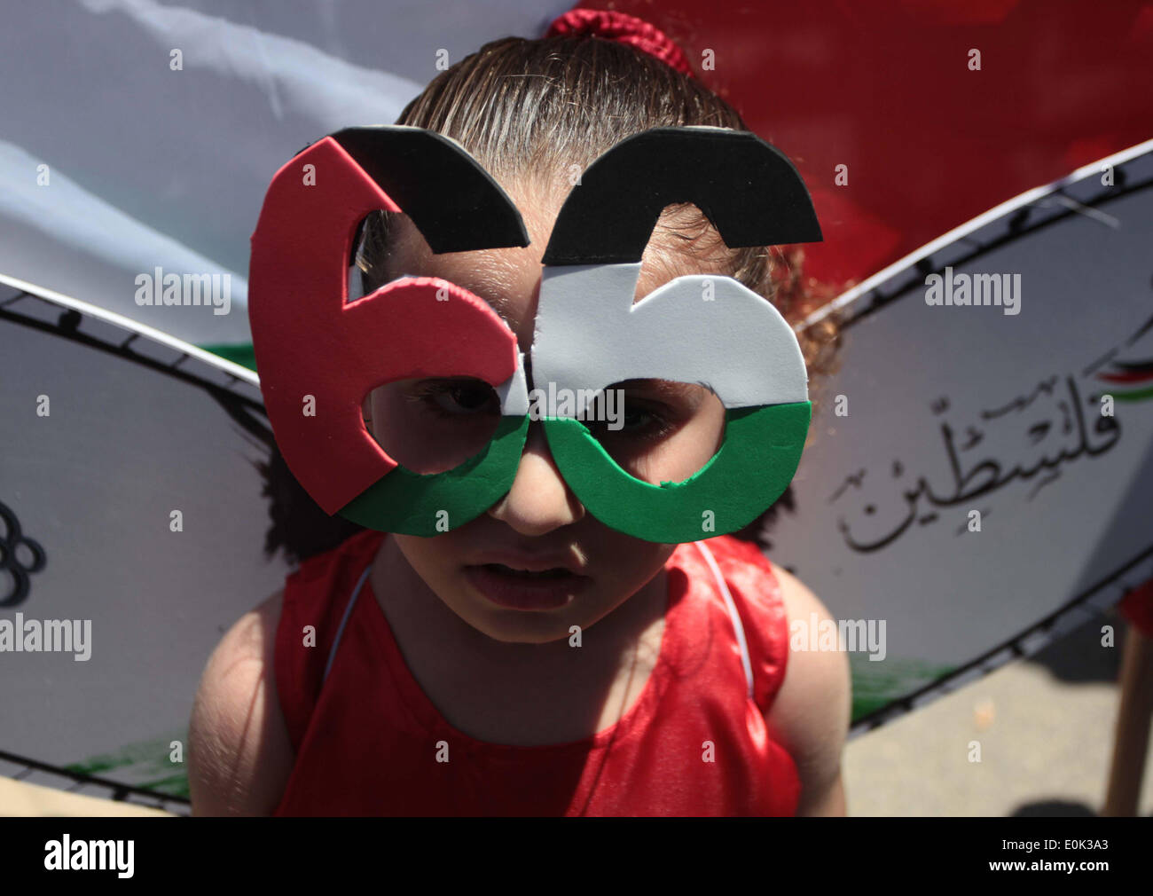 Erez, dans la bande de Gaza. 15 mai, 2014. Des manifestants palestiniens prennent part à une manifestation marquant la Nakba ou le ''Day of Catastrophe'' près du point de passage d'Erez dans le nord de la bande de Gaza. Mark palestiniens pour commémorer l'expulsion et fuite de quelque 700 000 Palestiniens de leurs maisons dans la guerre qui a mené à la fondation d'Israël en 1948. Credit : Ashraf Amra/APA Images/ZUMAPRESS.com/Alamy Live News Banque D'Images