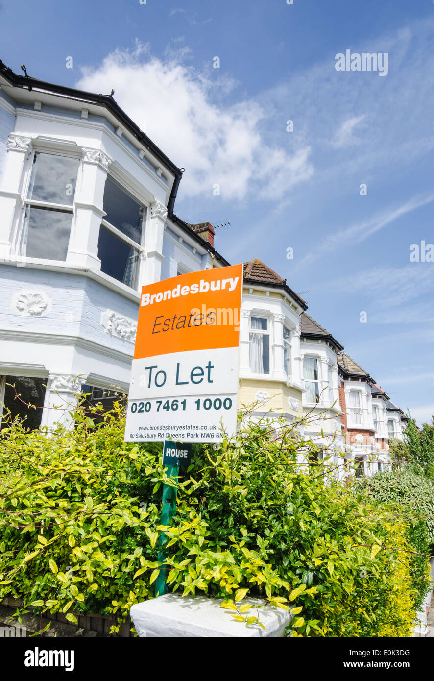 Soit par le signe dans une rue résidentielle de maisons mitoyennes de deux étages dans le district de London de Queens Park, Londres, Angleterre Banque D'Images