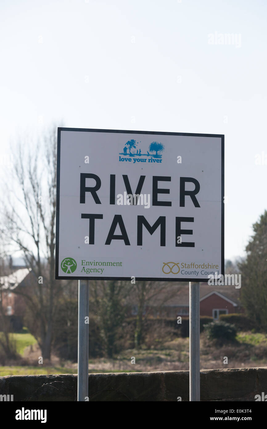 Un signe indiquant l'RiverTame à Hopwas Staffordshire. Banque D'Images