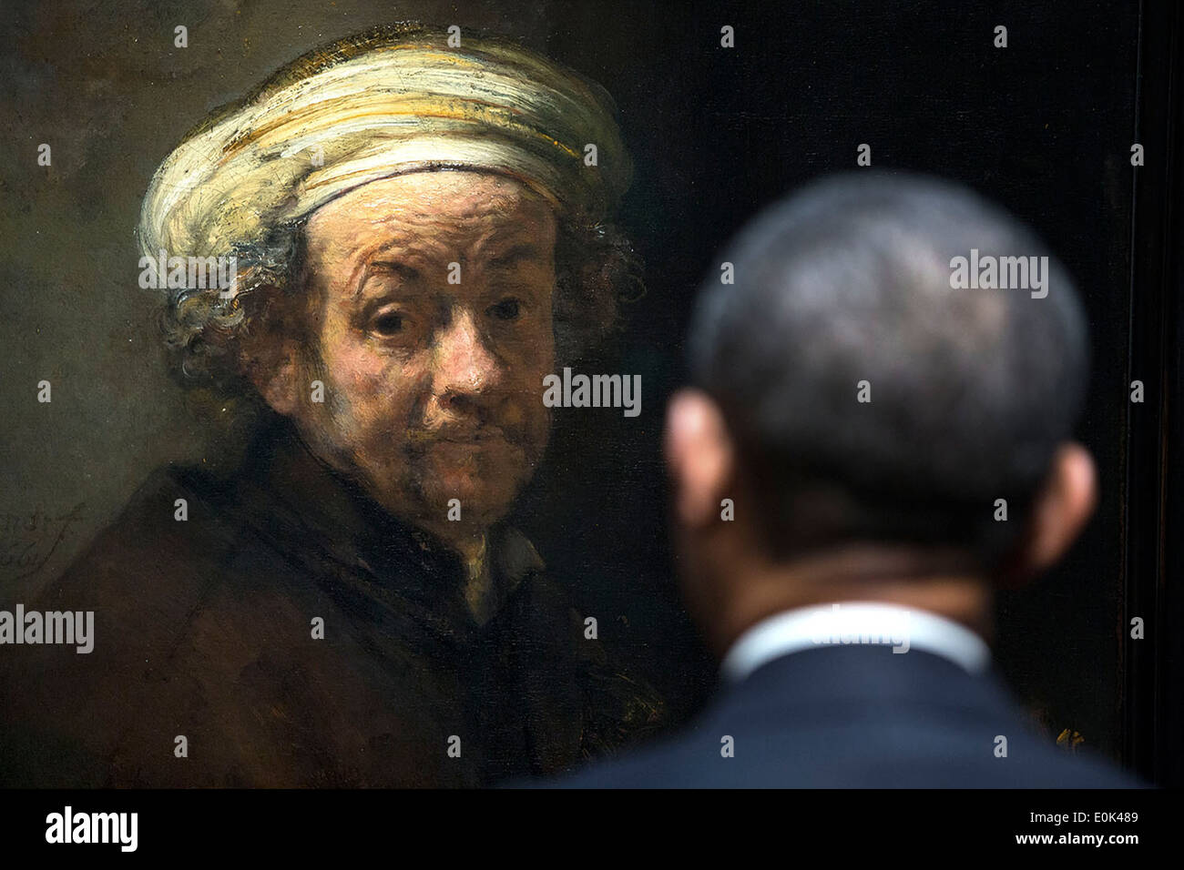 Le président américain Barack Obama de Rembrandt vues 'Self-portrait comme l'Apôtre Paul' alors qu'il visite le Rijksmuseum 24 mars 2014 à Amsterdam, Pays-Bas. Banque D'Images