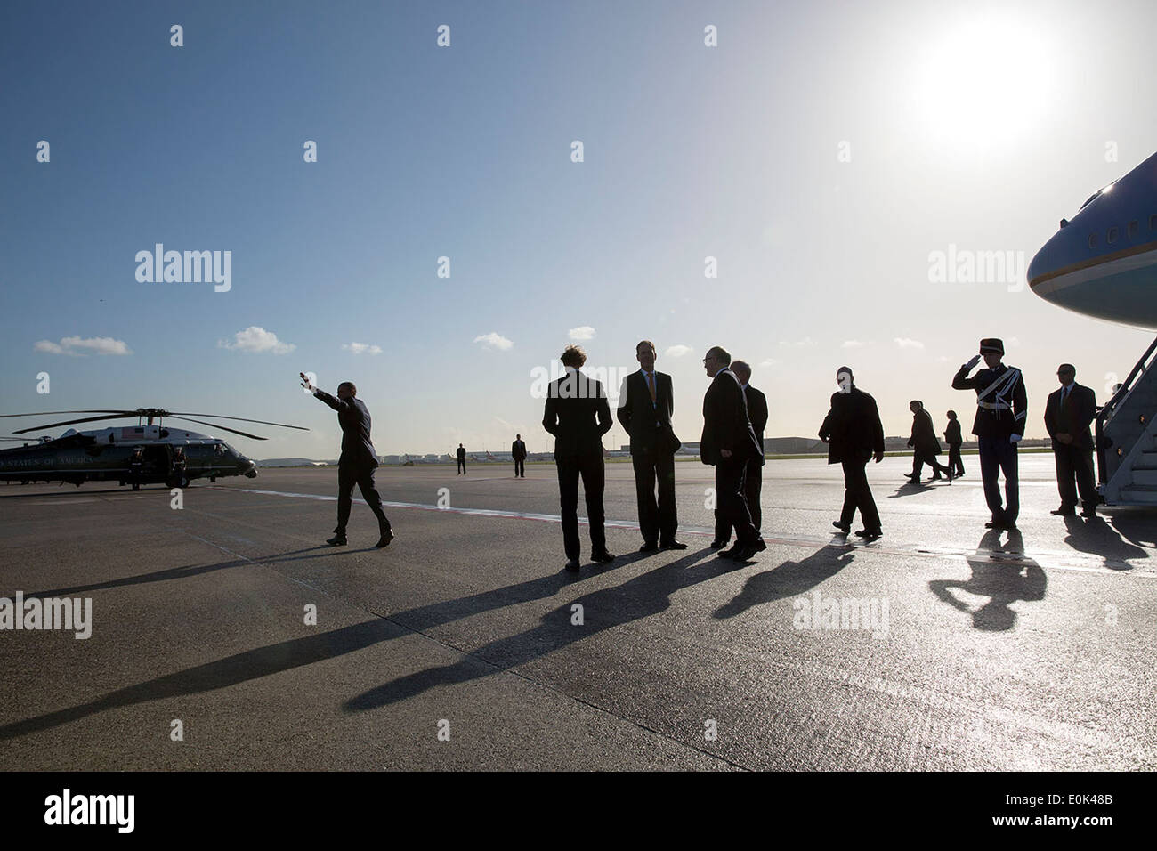 Le président américain Barack Obama à ses partisans des ondes pendant qu'il marche d'un marin après l'arrivée à l'Aéroport International de Schiphol, 24 mars 2014 à Amsterdam, Pays-Bas. Banque D'Images