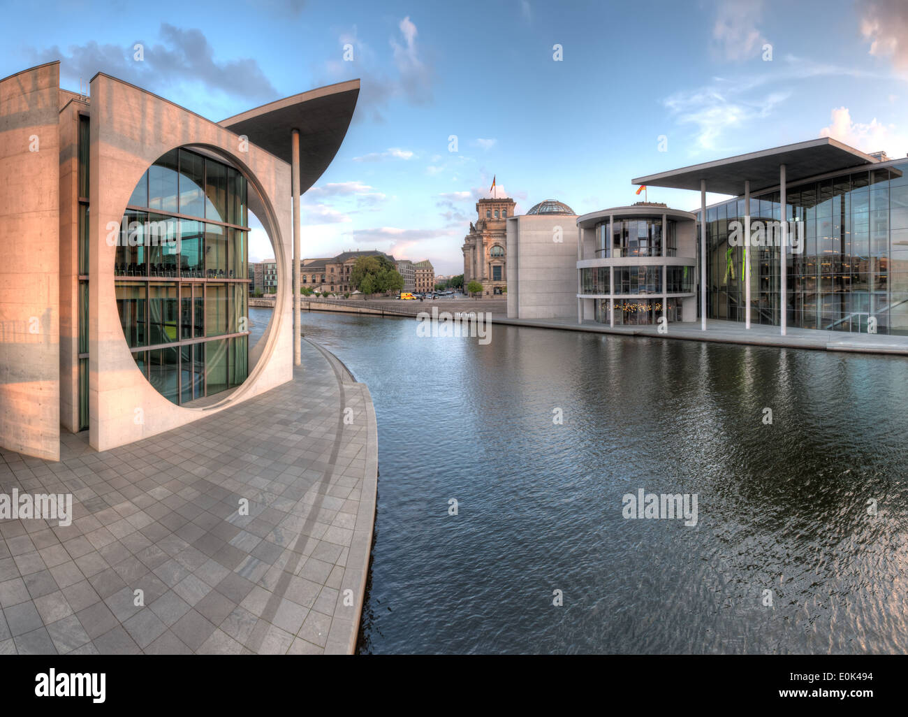 Le siège du gouvernement du quartier Mitte, la capitale de l'Allemagne, avec le Bundestag derrière. Banque D'Images