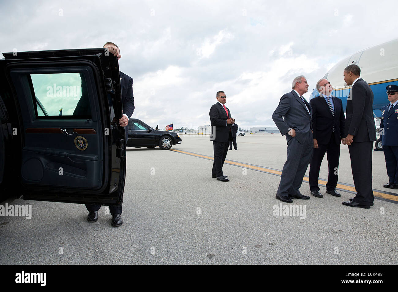 Le président américain Barack Obama est accueilli par le maire de Miami Tomás Regalado, gauche, et Carlos Giménez, maire du comté de Miami-Dade, après son arrivée à l'Aéroport International de Miami le 20 mars 2014 à Miami, en Floride. Banque D'Images