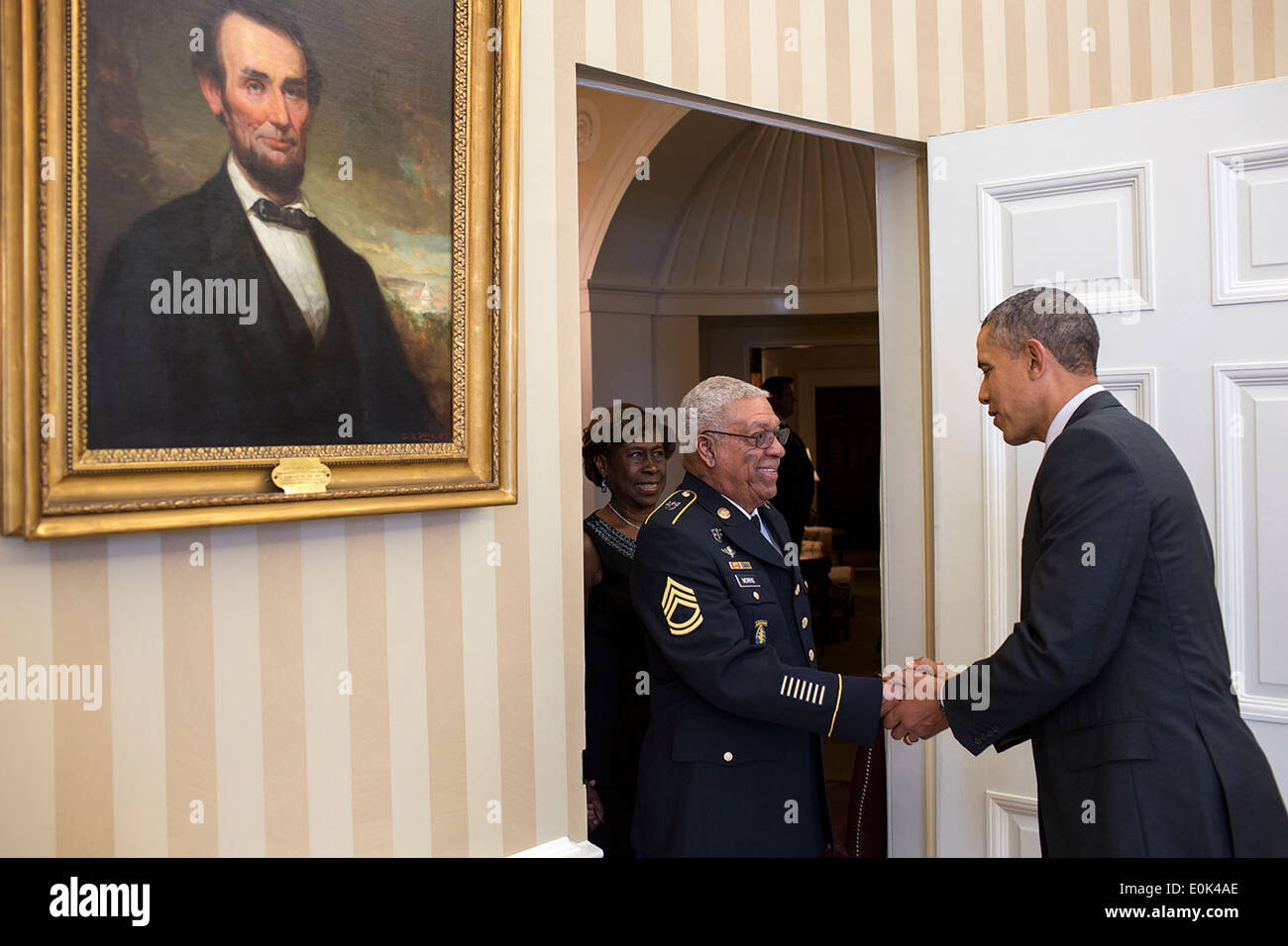 Le président américain Barack Obama accueille le récipiendaire de la médaille d'honneur Le Sergent Melvin Morris et sa famille dans le bureau ovale le 18 mars 2014 à Washington, DC. Banque D'Images