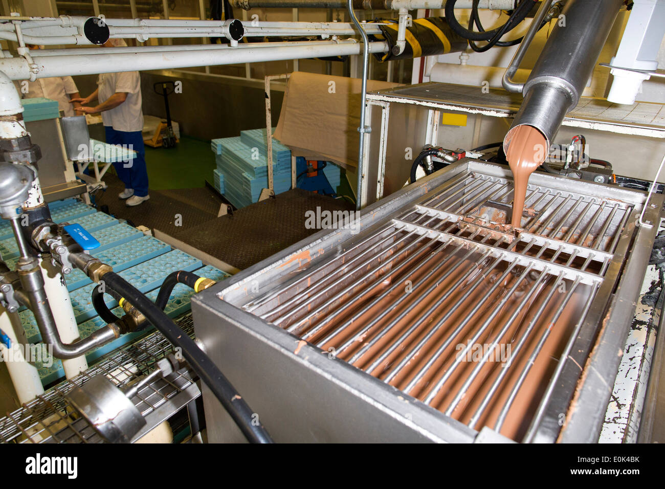 Royaume-uni, Bournville : Cadbury Cream Egg ligne de production. Banque D'Images