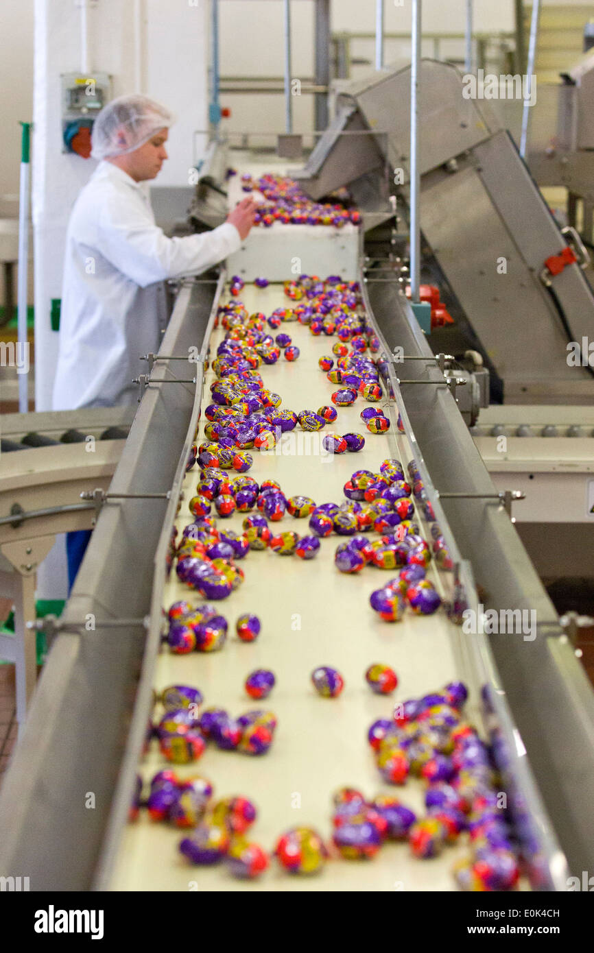 UK, Bournville, Birmingham : un travailleur sur la ligne de production d'oeufs Crème Cadbury. Banque D'Images