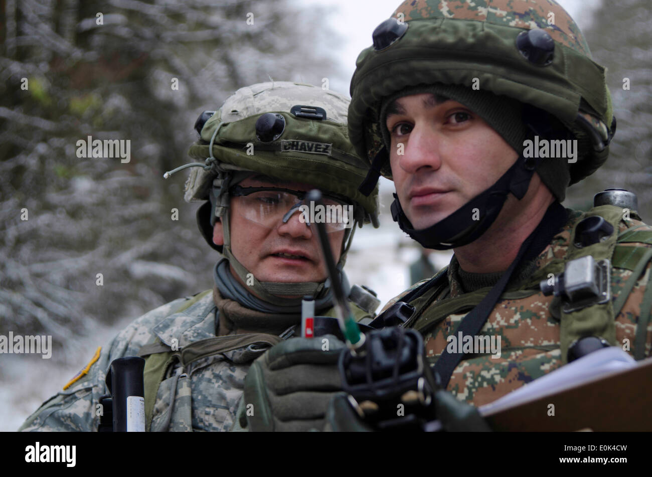 Un soldat de l'armée américaine aide un commandant de l'armée arménienne, reproduisant un soldat de l'Armée nationale afghane, au cours d'une milice Banque D'Images