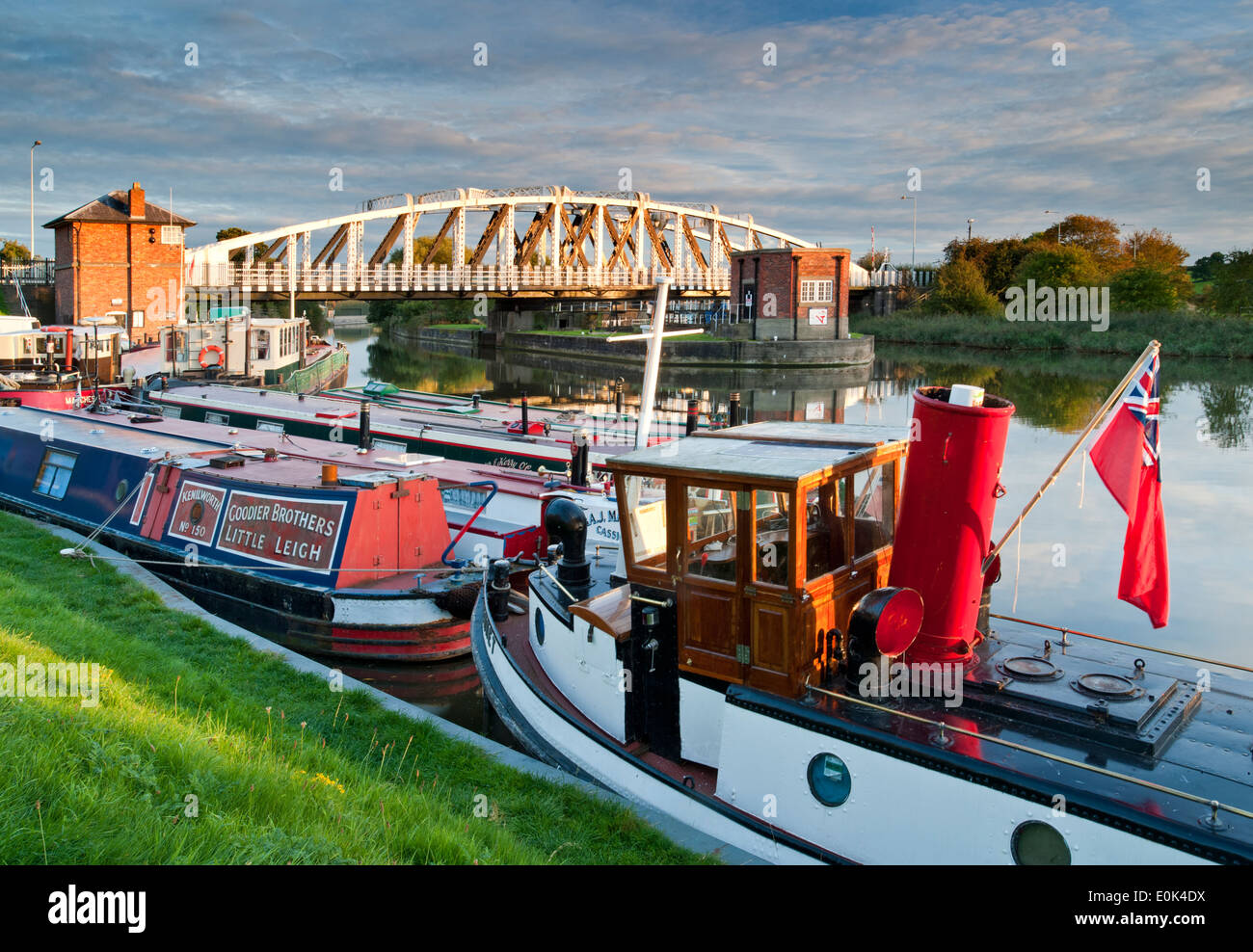 Old Steamboat amarré sur la rivière Weaver ci-dessous Acton Bridge, Acton Bridge, Cheshire, England, UK Banque D'Images