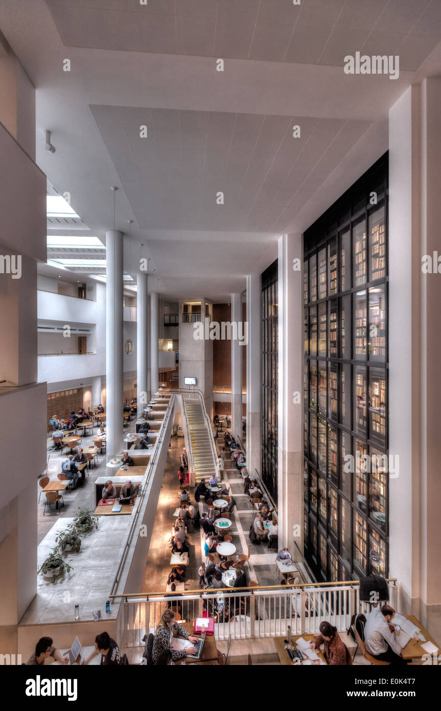 Le café et la salle de lecture de la British Library à Londres, avec la bibliothèque du roi à droite. Banque D'Images
