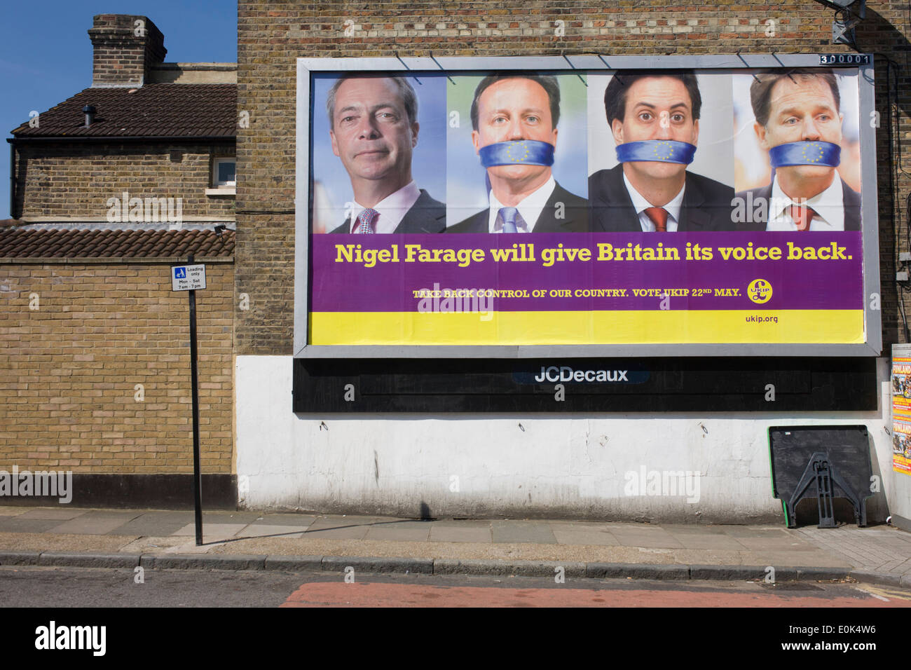 L'anti-adhésion à l'UE "UK Independence Party (UKIP) billboard politique montre un leader Nigel Farage et bâillonné le premier ministre David Cameron, leader du parti travailliste Ed Milliband et Vice-PM (coalition) Nick Clegg - tous contre un silence de l'Union européenne, vu l'intimidation au 76200 - un quartier relativement aisé de le sud de Londres. L'annonce est affichée avant les élections européennes le 22 mai. Banque D'Images