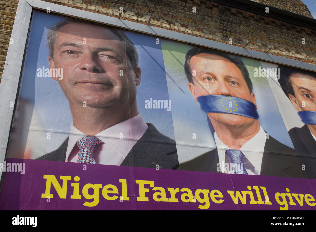 L'anti-adhésion à l'UE "UK Independence Party (UKIP) billboard leader politique montre Nigel Farage, a bâillonné le Premier Ministre, David Cameron, chef du parti du travail et Ed Milliband - tant à l'encontre d'un silencieux de l'Union européenne, vu l'intimidation au 76200 - un quartier relativement aisé de le sud de Londres. L'annonce est affichée avant les élections européennes le 22 mai. Banque D'Images