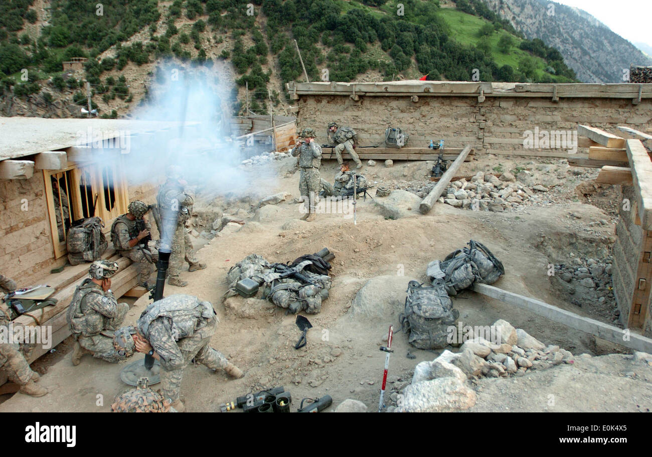 Les soldats de l'armée américaine avec le 1er Bataillon, 32e Régiment d'infanterie, 10e division de montagne, feu de mortier sur présumés talibans Banque D'Images