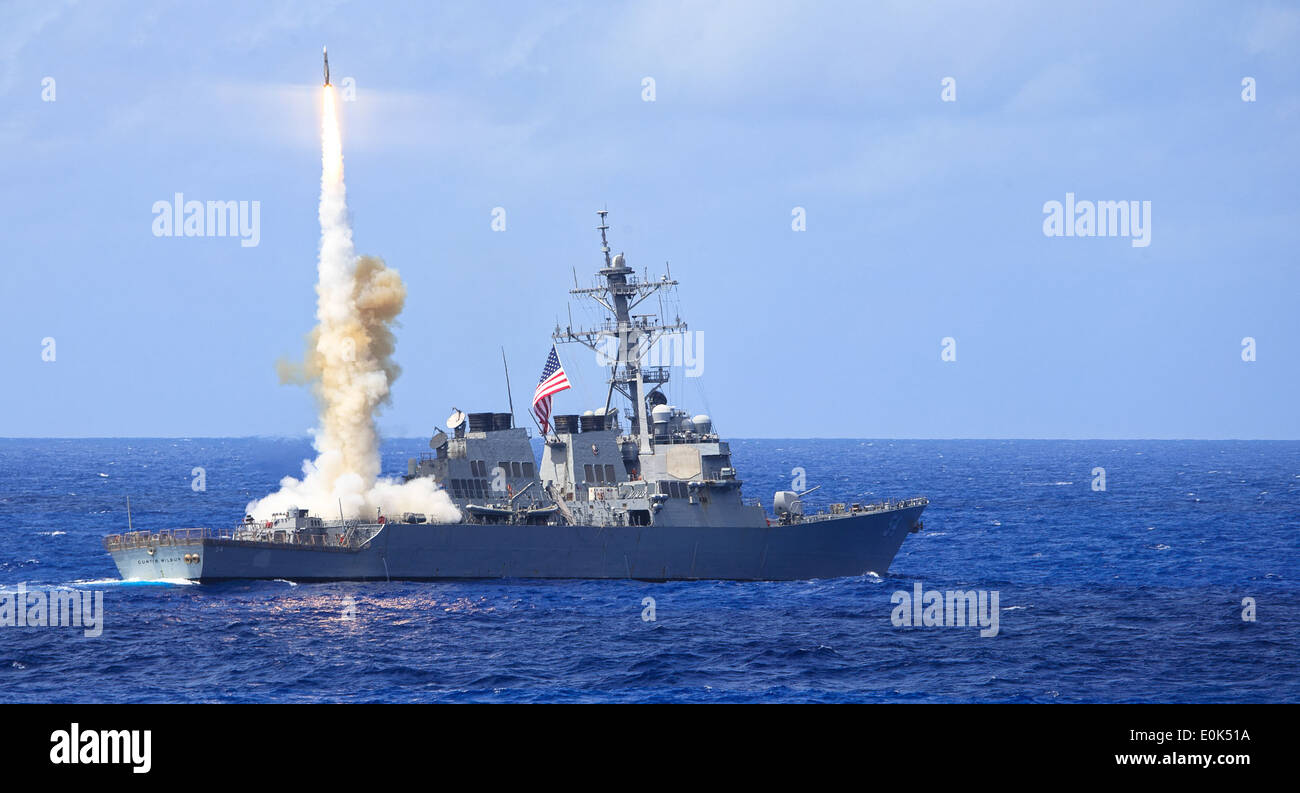 La classe Arleigh Burke destroyer lance-missiles USS Curtis Wilbur (DDG 54) tire un missile Standard 2 (SM-2) pendant un missile firi Banque D'Images