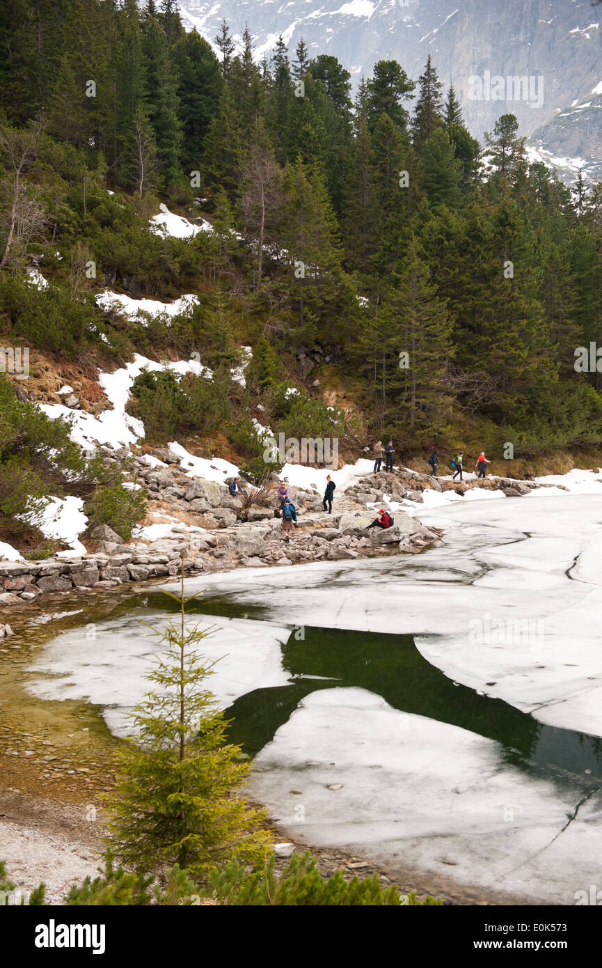 Les touristes à pied autour du lac Morskie Oko congelé Banque D'Images