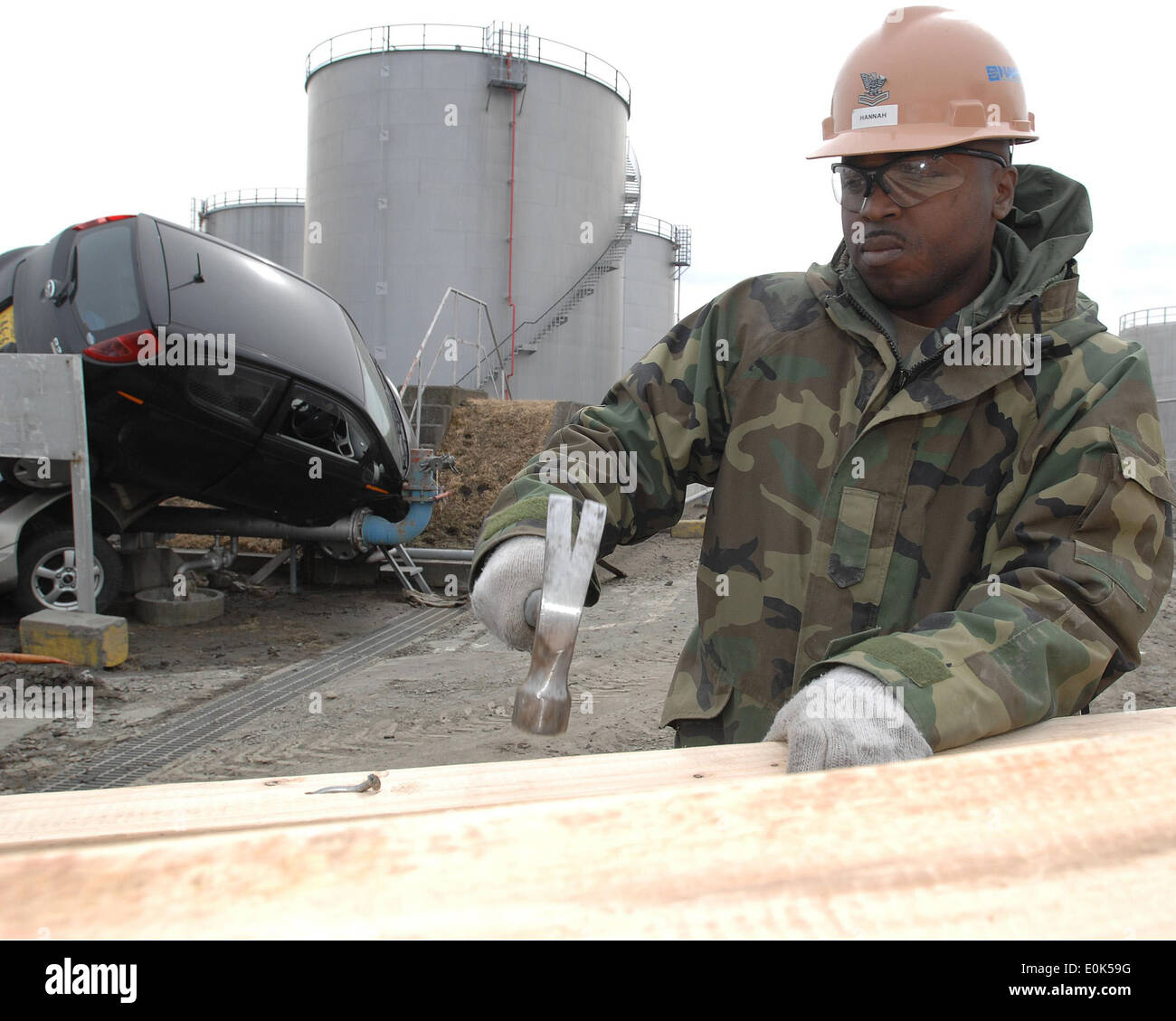 Maître de 2e classe Charles Hannah, builder, ongles ensemble deux-par-quatre bandes qu'il utilisera pour aider à renforcer les États-Unis FI Banque D'Images