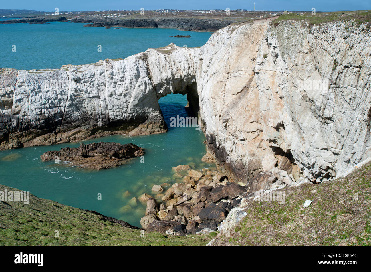 Gwyn Bwa naturel blanc rock sea arch sur la côte, près de Rhoscolyn, Anglesey, au nord du Pays de Galles, Royaume-Uni Banque D'Images