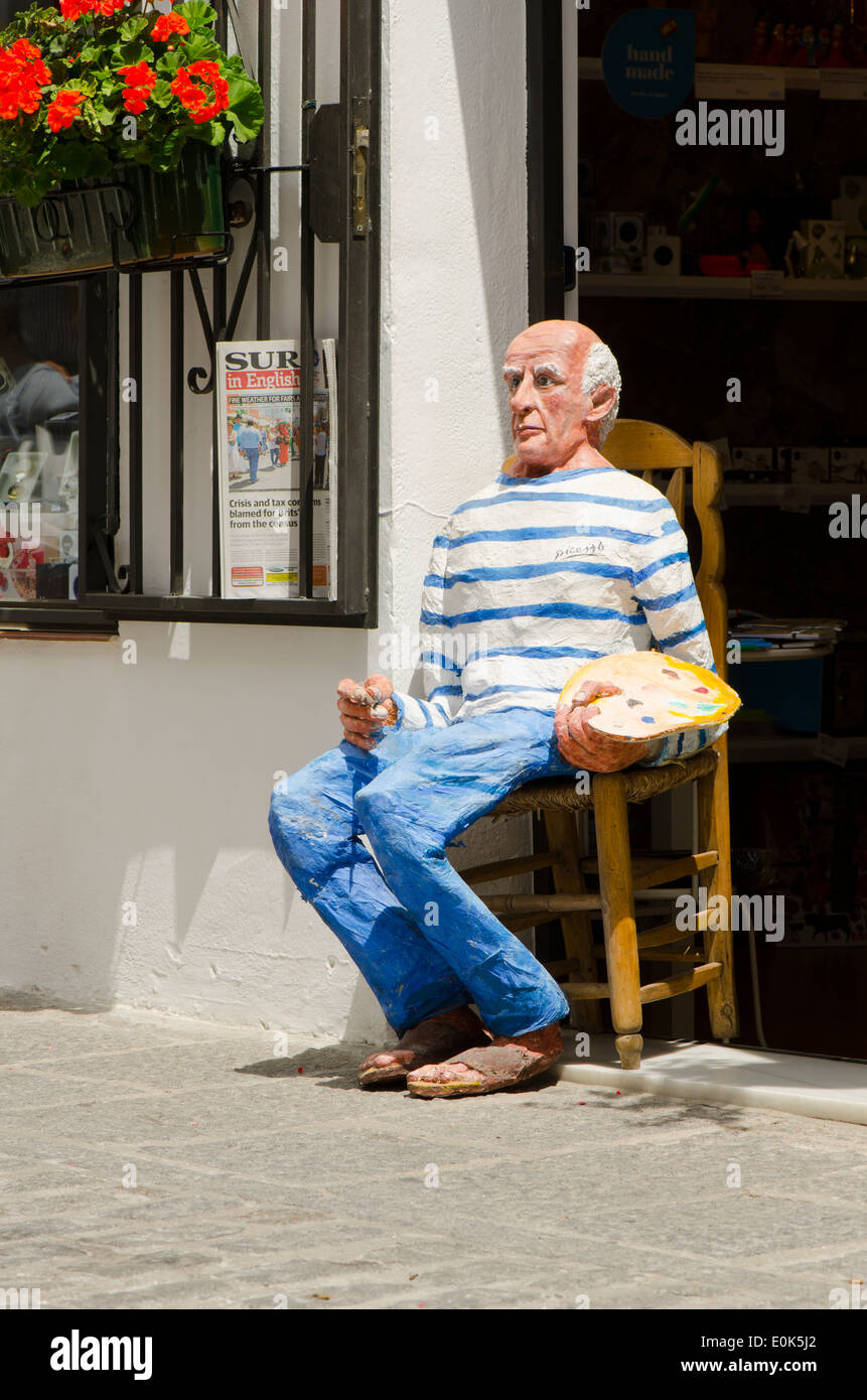 Sculpture en argile de Pablo Picasso assis sur une chaise à Mijas Pueblo, Andalousie, espagne. Banque D'Images