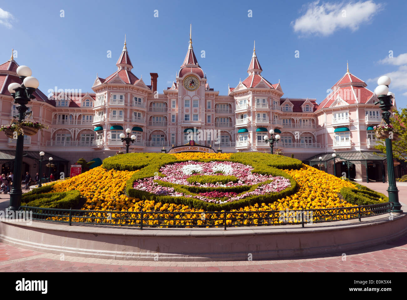 L'entrée principale de Disney Land Paris avec un affichage floral sous la forme de Mickey Mouse. Banque D'Images