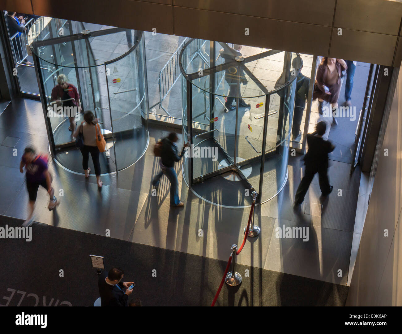 Des portes tournantes au Time Warner Center à New York le mardi 13 mai 2014. (© Richard B. Levine) Banque D'Images