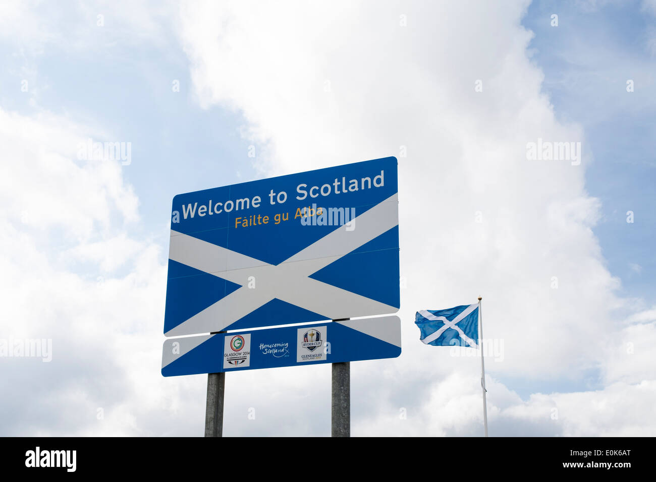 Bienvenue à l'Écosse signe (Failte Alba gu) par un England-Scotland68 à frontière. Banque D'Images