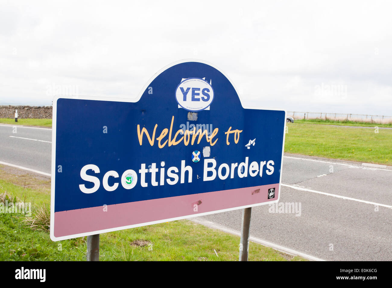 Bienvenue à Scottish Borders signe avec 'oui' à l'indépendance écossaise autocollant sur elle, par un England-Scotland68 à frontière. Banque D'Images