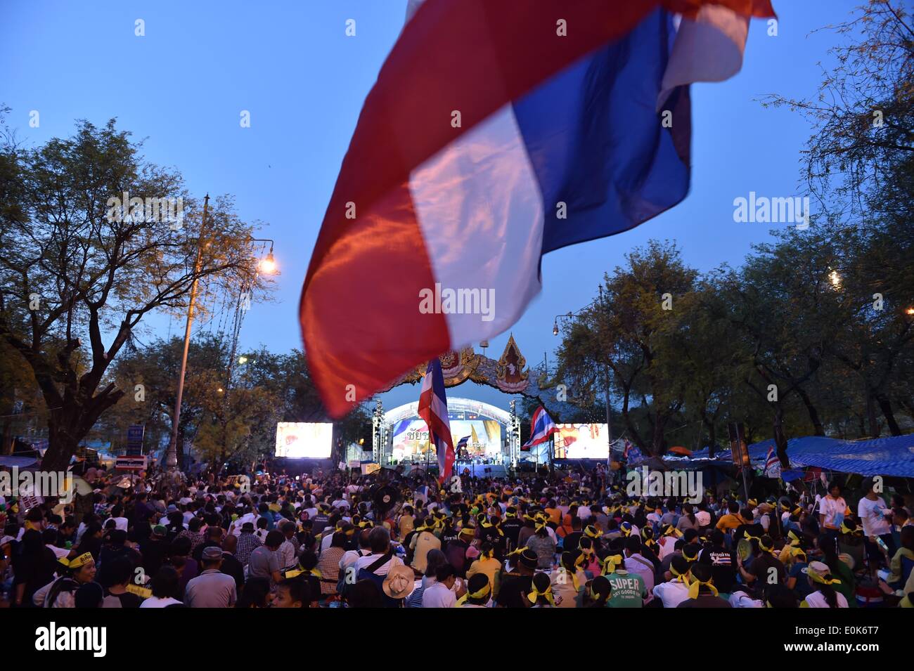 Bangkok, Thaïlande. 15 mai, 2014. Des manifestants anti-gouvernement thaïlandais participer à un rassemblement dans le centre de Bangkok, Thaïlande, le 15 mai 2014. Le chef de l'armée thaïlandaise Prayuth Chan-ocha a averti jeudi que les militaires pourraient utiliser 'force' pour maintenir la loi et l'ordre au cours de la crise politique en cours, un rapport des médias dit. Credit : Sui Lui Wai/Xinhua/Alamy Live News Banque D'Images