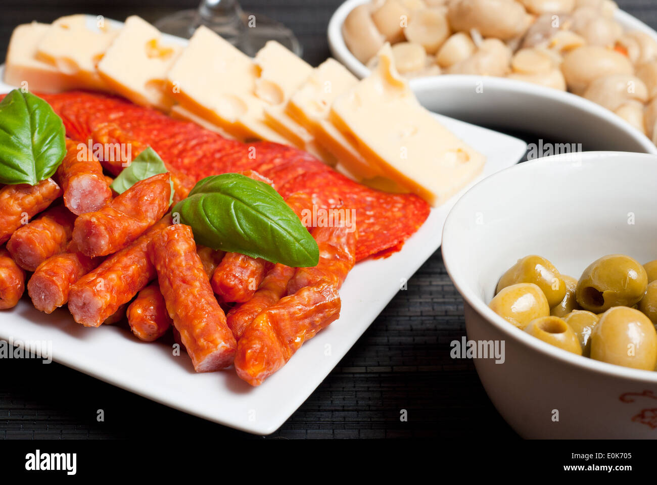Hors-série avec salami, fromage, champignons et kabanos Banque D'Images