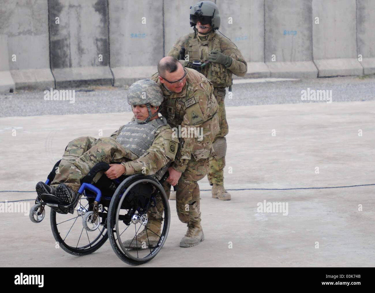 Le Sgt commande. Le Major Russell Reimers, sergent-major de commandement de la 1re Brigade Combat Team, 1st Armored Division, aide le Sgt. 1ère Cl Banque D'Images