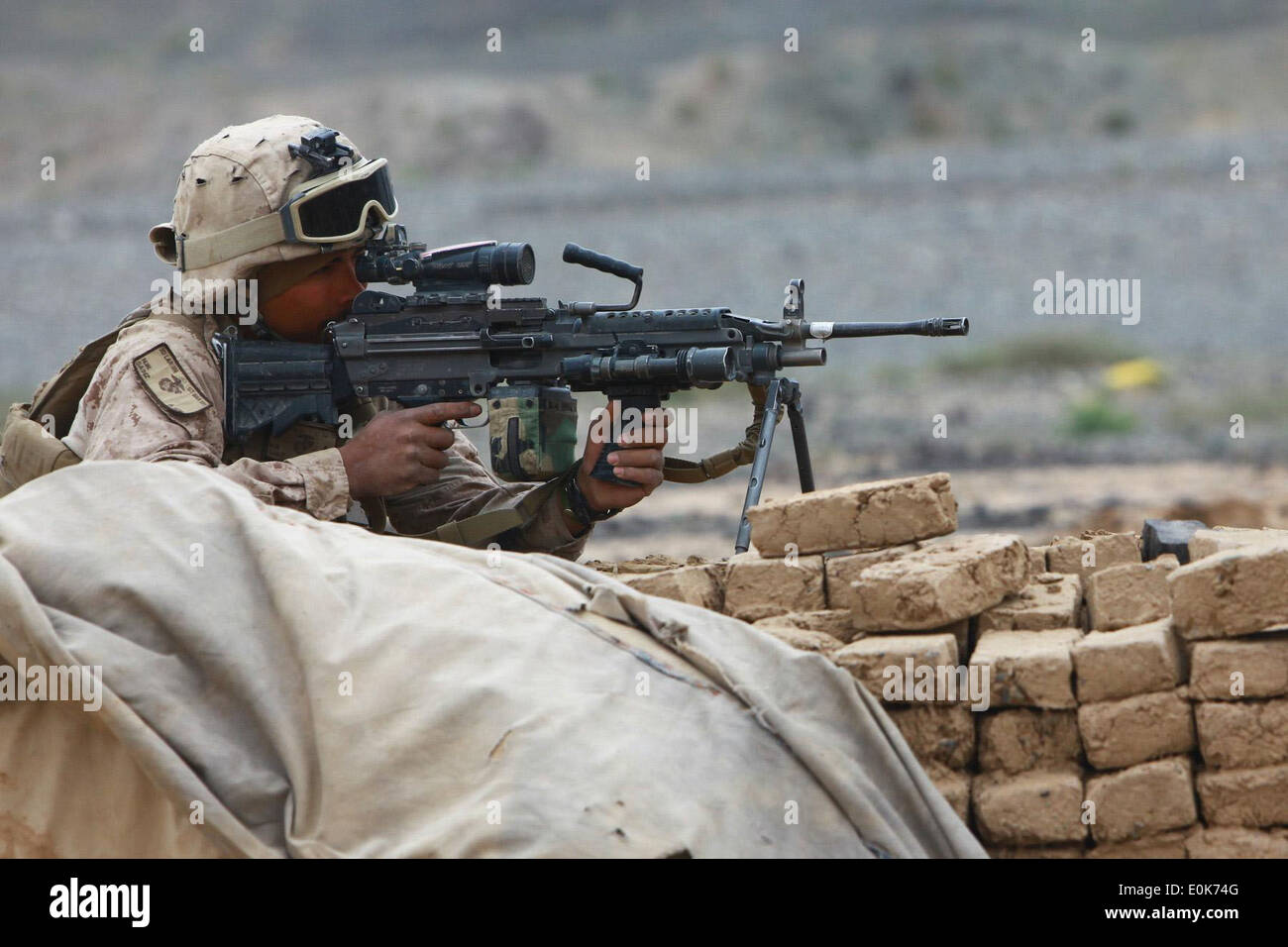 Lance le Cpl. Nicholas W. Sainz, un adjoint Chef d'équipe en 1e peloton, Compagnie E, 3e Bataillon de reconnaissance blindé léger, un Banque D'Images