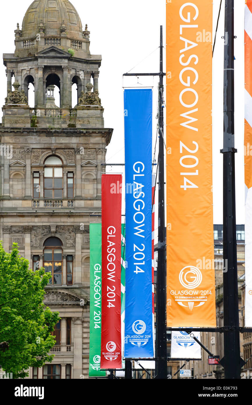 George Square, Glasgow, Écosse, Royaume-Uni, jeudi 15 mai 2014. En prévision des Jeux du Commonwealth à Glasgow, des bannières colorées ont été érigées pour habiller le centre-ville et accueillir les visiteurs comme vu ici à côté des chambres de ville. Les jeux seront en cours du 23 juillet au 3 août 2014. Banque D'Images