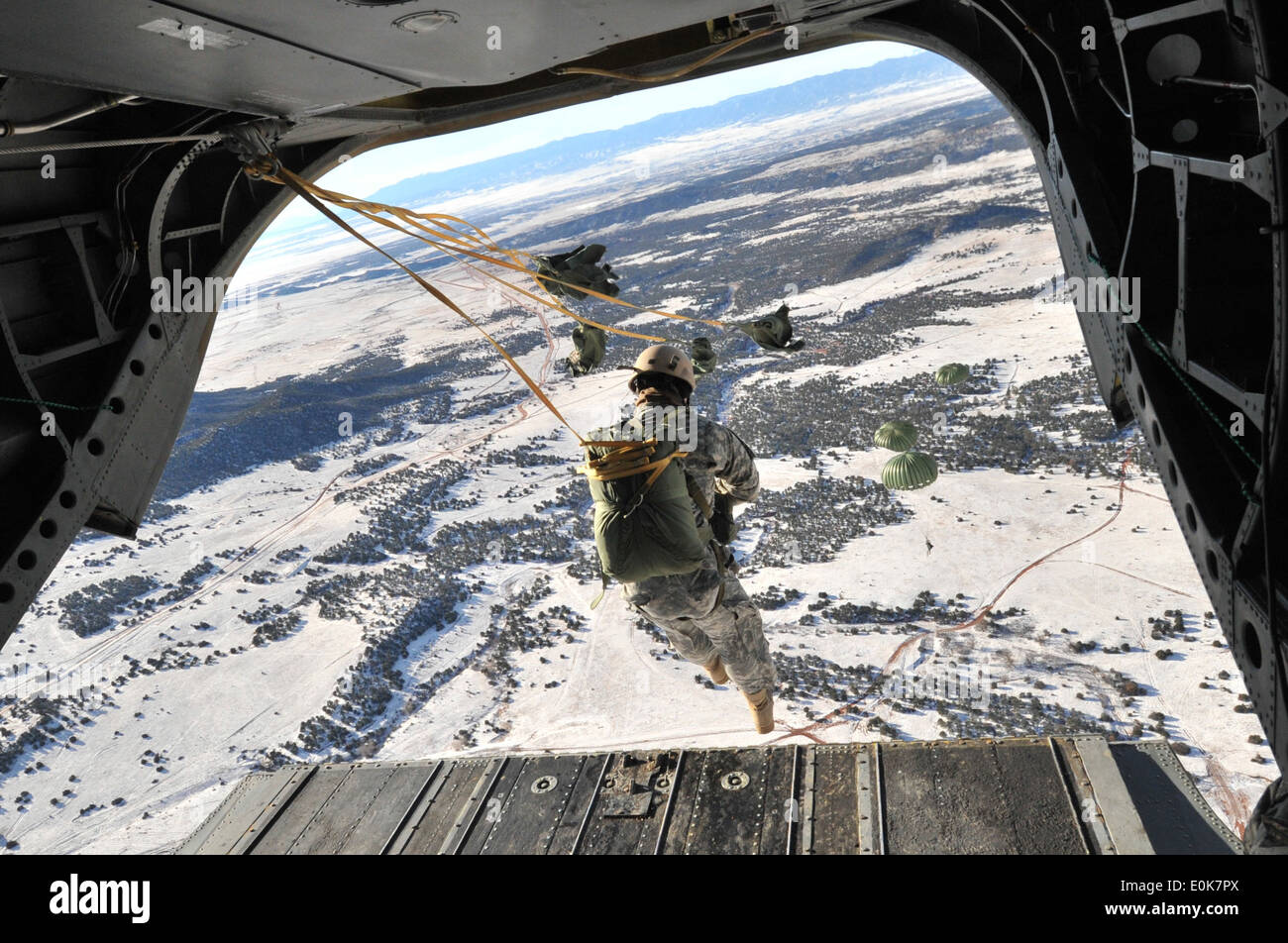 COLORADO SPRINGS, Colorado - affecté à des parachutistes 10e Groupe des forces spéciales (Airborne) effectuer les opérations aéroportées à partir d'un Colo Banque D'Images