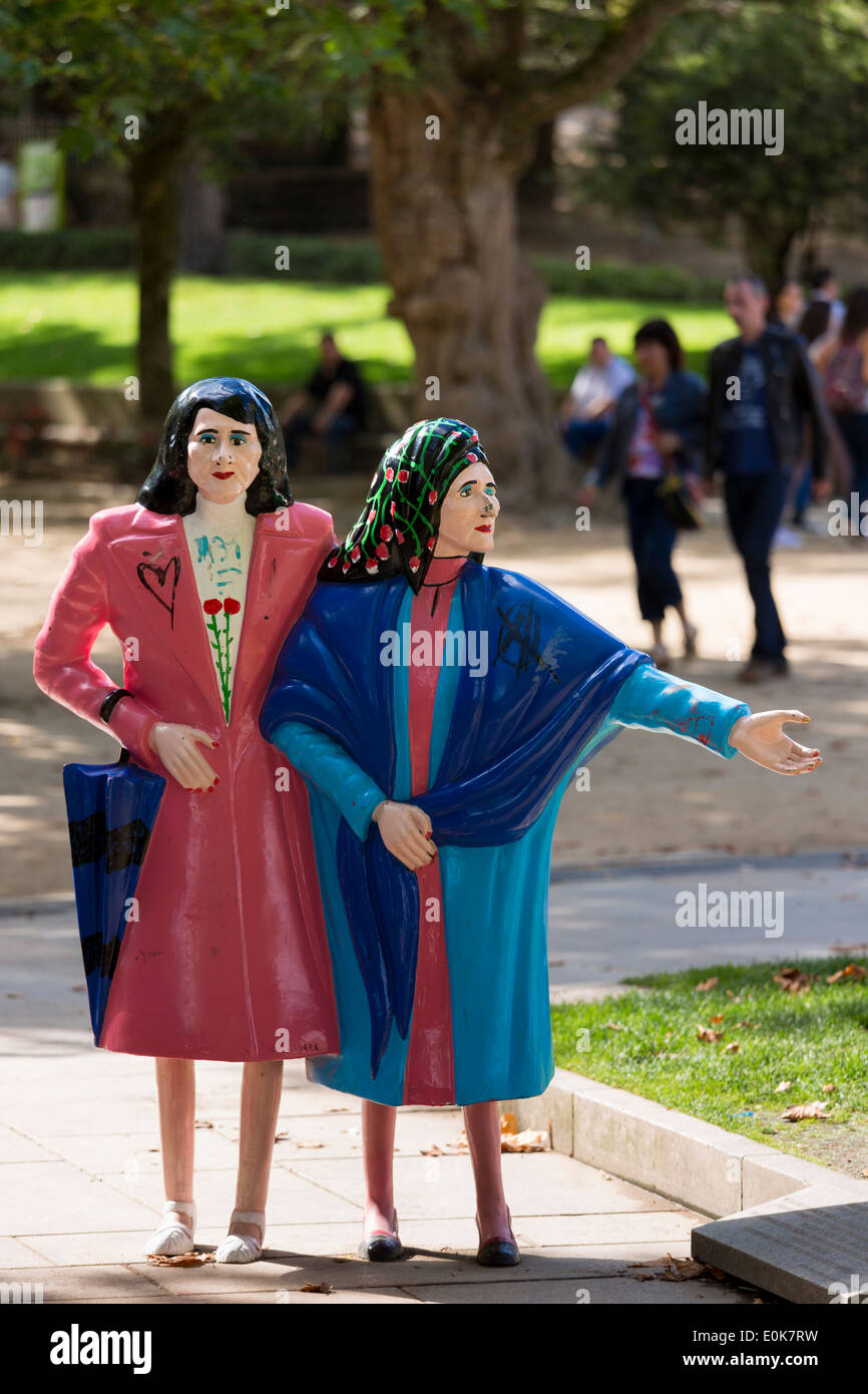 Statue de deux sœurs, comme Duas Marias, par César Lombera art moderne de Alamada Park à Santiago de Compostela, Espagne Banque D'Images