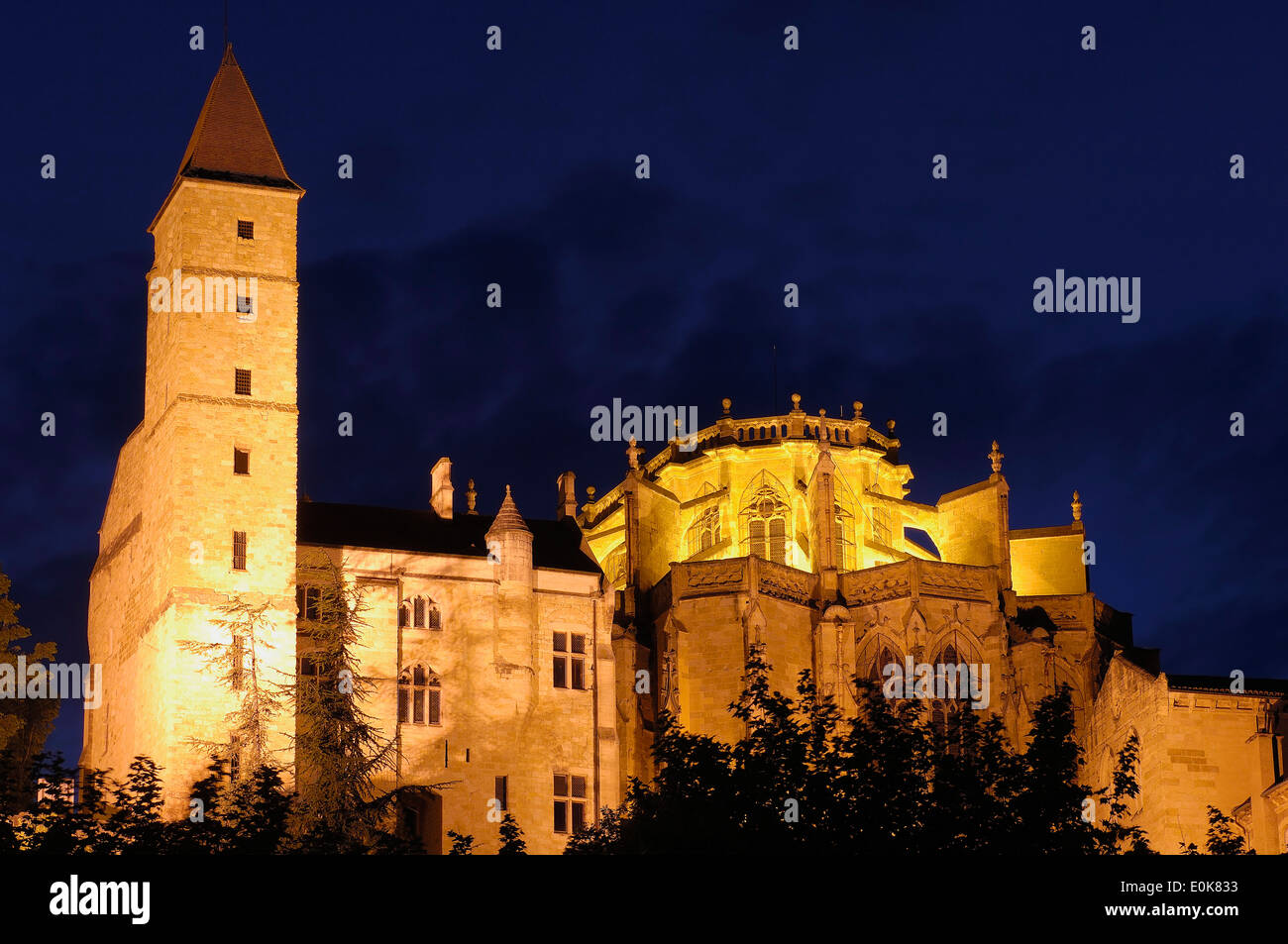 Auch, Gers, France, Europe, la cathédrale Saint Mary et tour d'Armagnac au crépuscule Banque D'Images