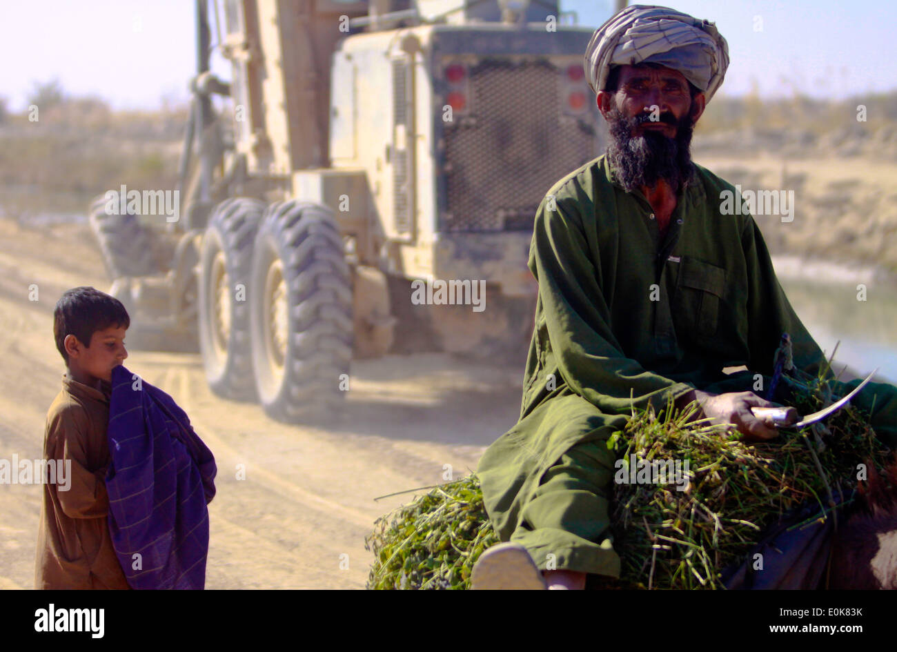 Les citoyens afghans utilisent une route que les ingénieurs de combat maritime avec compagnie du génie, 3e Bataillon logistique de combat, 1ère Marine Logistics Banque D'Images