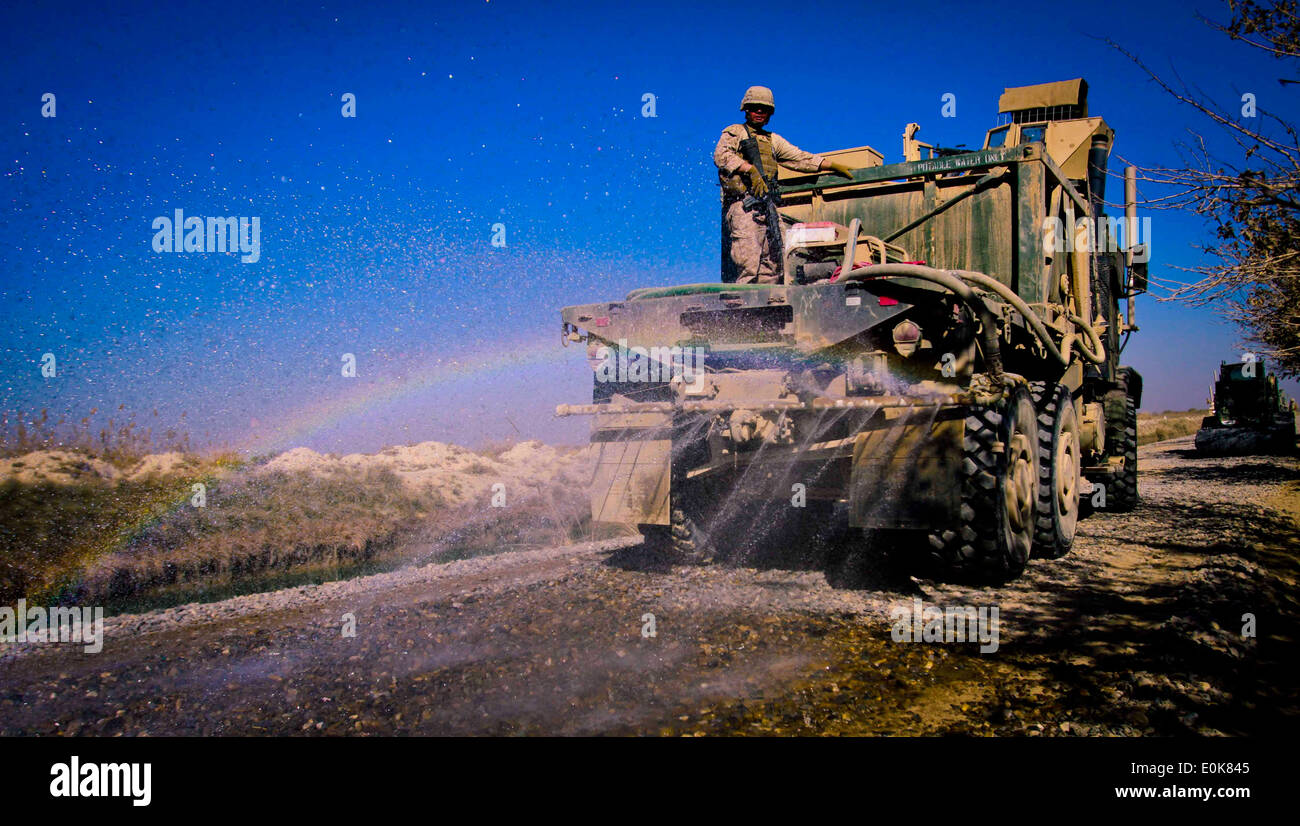 Marines avec compagnie du génie, 3e Bataillon logistique de combat, 1er Groupe Logistique maritime (avant) saturer la route avec de l'eau Banque D'Images