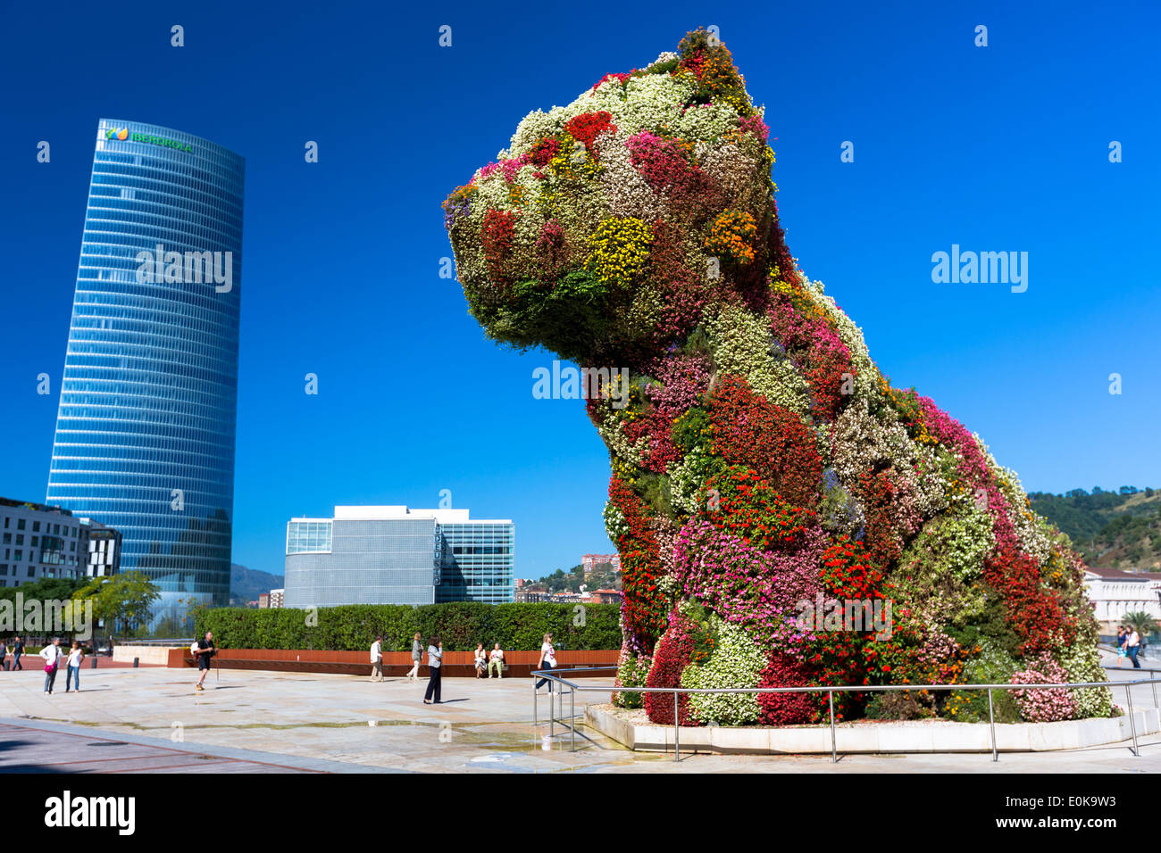 La fleur de chiot présente l'art floral sous forme de chien par Jeff Koons au musée Guggenheim, Tour Iberdrola, Bilbao, Espagne Banque D'Images