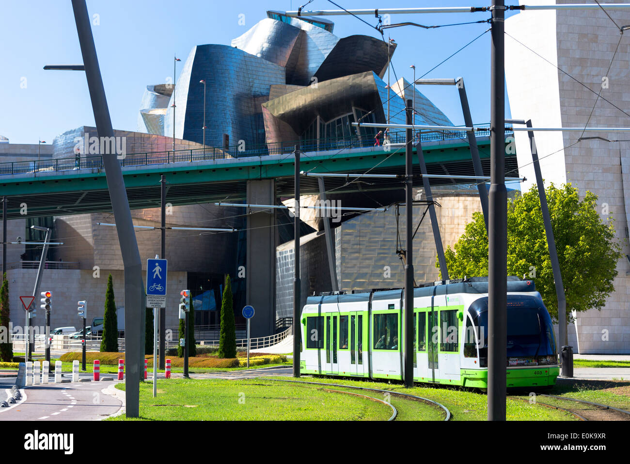 Le tramway moderne passe des feux de circulation et musée Guggenheim de Bilbao en Pays Basque, Espagne Banque D'Images