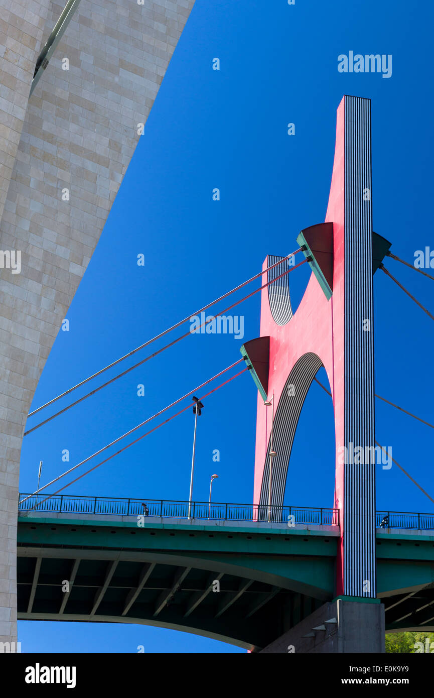 L'arches rouge par l'artiste Daniel Buren au Pont de La Salve par Juan Batanero à Bilbao en Pays Basque, Espagne Banque D'Images