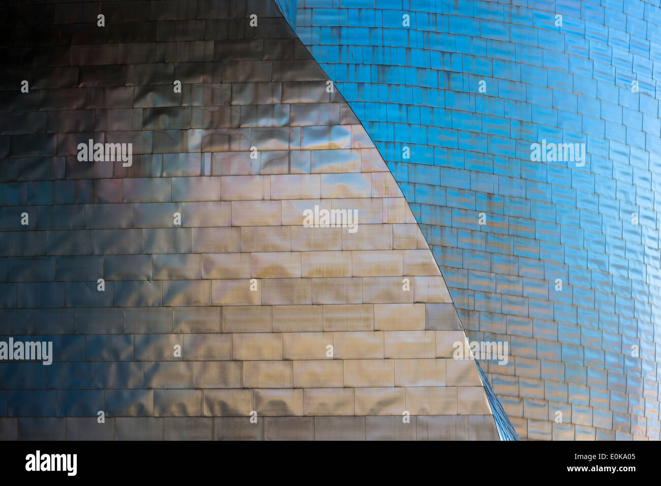 Musée Guggenheim de l'architecte Frank Gehry, conception architecturale futuriste en titane et verre à Bilbao, pays basque, Espagne Banque D'Images