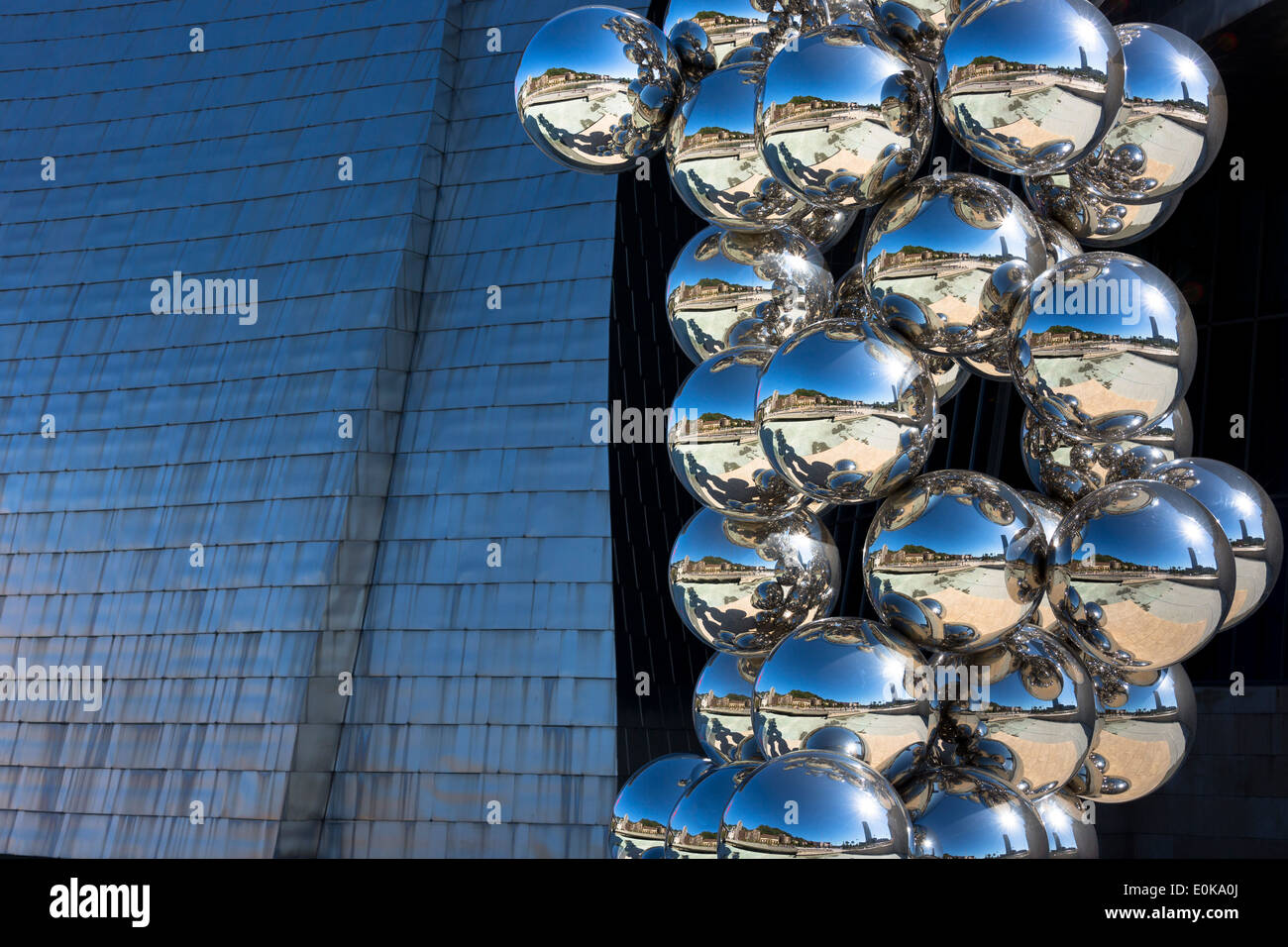 Bomba 1954 exposition par Anish Kapoor de boules de chrome à l'extérieur du musée Guggenheim à Bilbao, pays basque, Espagne Banque D'Images