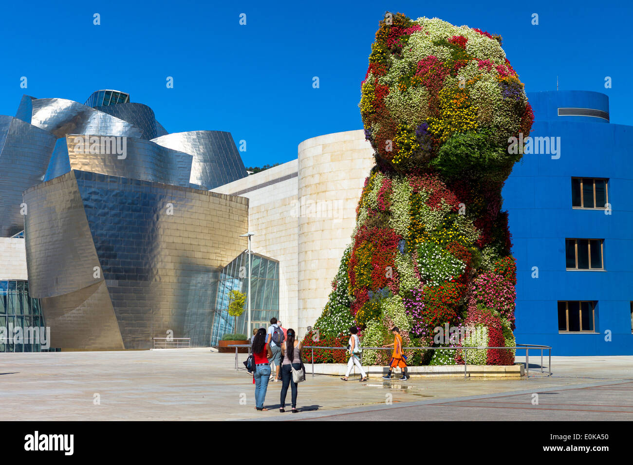 Les touristes voir fleur chiot disposent d'art floral par Jeff Koons au musée Guggenheim de Bilbao, Pays Basque, Espagne Banque D'Images