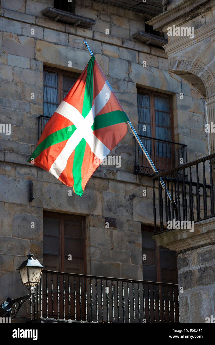 Drapeau basque à Pedro Devn Aren Kalea à Bergara dans la région basque du nord de l'Espagne Banque D'Images